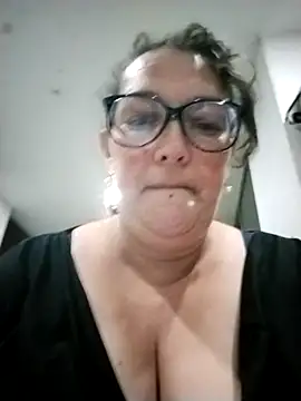 Snapshot of _Saraqueen chatting on 12, 4, 2026 Saraqueen online show from 12, 4, 2026