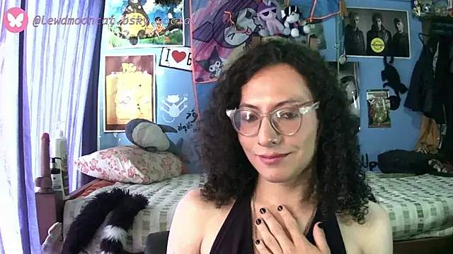 Snapshot of lewd_mooncat chatting on 15, 5, 2026 lewd mooncat online show from 15, 5, 2026