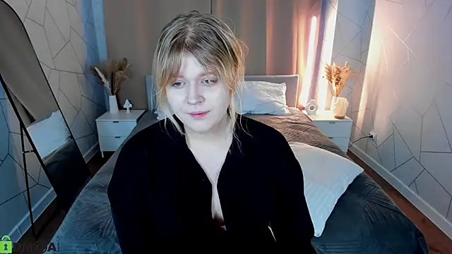 Snapshot of luna_c0ra chatting on 27, 2, 2026 luna c0ra online show from 27, 2, 2026