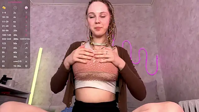 Snapshot of VictoriaDeese chatting on 4, 5, 2026 VictoriaDeese online show from 4, 5, 2026