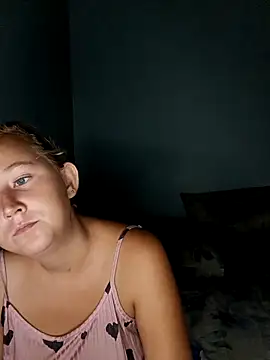 sneakylildevil online show from 12, 4, 2026