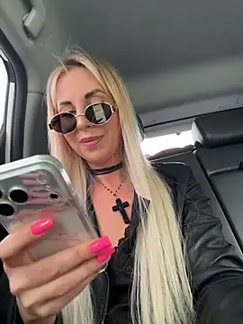 Snapshot of LisaMurr chatting on 24, 4, 2026 LisaMurr online show from 24, 4, 2026