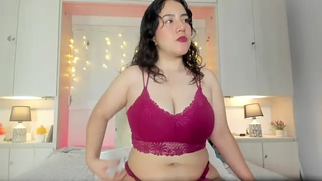 Snapshot of ElaRey_ chatting on 8, 5, 2026 ElaRey online show from 8, 5, 2026