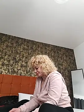 Snapshot of LaireeFelini chatting on 2, 3, 2026 LaireeFelini online show from 2, 3, 2026