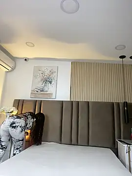 Lorenn Sweet online show from 10, 4, 2026