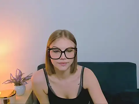 StormiSmooth online show from 6, 4, 2026