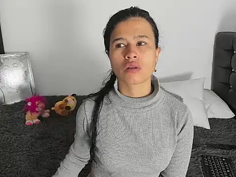 LatinaQueen23 online show from 27, 3, 2026