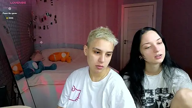 Snapshot of LuxuryLoverss chatting on 8, 5, 2026 LuxuryLoverss online show from 8, 5, 2026
