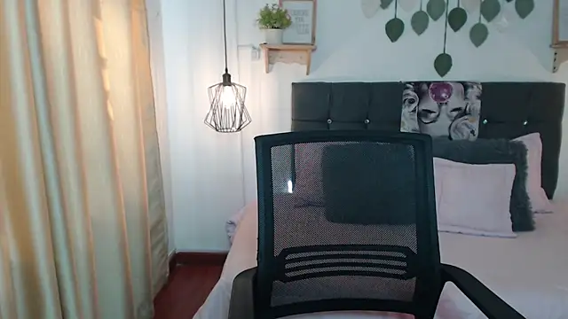 Emma hassani online show from 9, 4, 2026