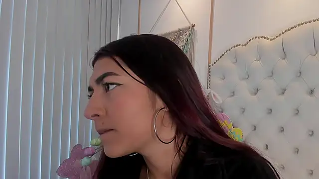 Sara funy online show from 6, 4, 2026