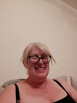 Snapshot of FlirtyFleur-x chatting on 18, 4, 2026 FlirtyFleur-x online show from 18, 4, 2026