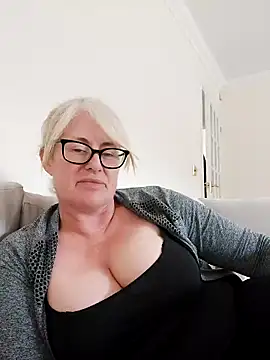 Snapshot of FlirtyFleur-x chatting on 21, 4, 2026 FlirtyFleur-x online show from 21, 4, 2026