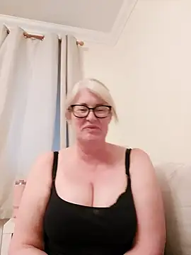 Snapshot of FlirtyFleur-x chatting on 27, 4, 2026 FlirtyFleur-x online show from 27, 4, 2026