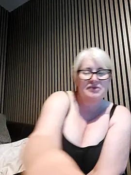 Snapshot of FlirtyFleur-x chatting on 6, 5, 2026 FlirtyFleur-x online show from 6, 5, 2026