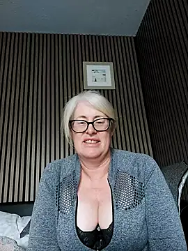 Snapshot of FlirtyFleur-x chatting on 7, 5, 2026 FlirtyFleur-x online show from 7, 5, 2026
