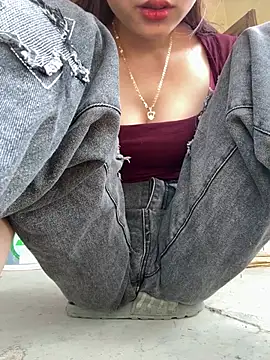 Snapshot of Junyy_k2 chatting on 5, 4, 2026 Junyy k2 online show from 5, 4, 2026