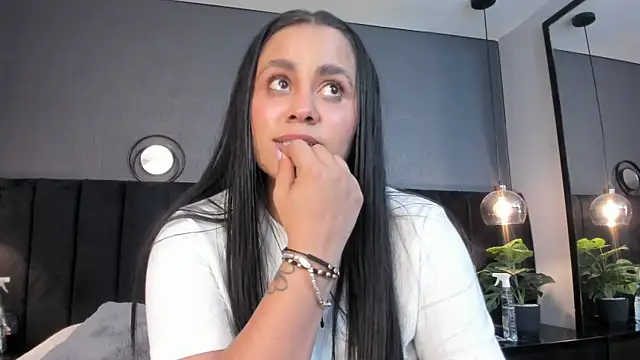 Snapshot of alejandra__garcia chatting on 7, 6, 2026 alejandra garcia online show from 7, 6, 2026