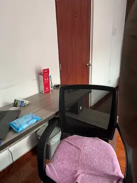 Emi rousse online show from 18, 3, 2026