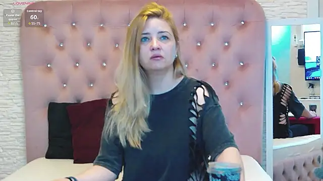Snapshot of MellanieBliss chatting on 5, 5, 2026 MellanieBliss online show from 5, 5, 2026