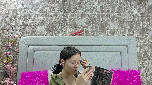 Snapshot of Naomimolie chatting on 10, 6, 2026 Naomimolie online show from 10, 6, 2026