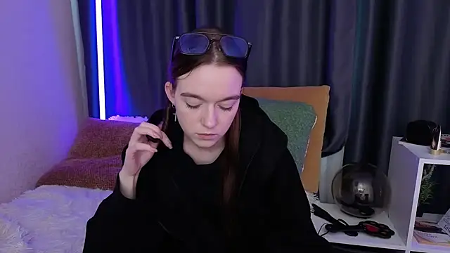 Snapshot of SunyLily chatting on 7, 6, 2026 SunyLily online show from 7, 6, 2026
