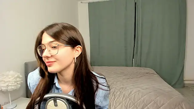 LareeGuzzo online show from 11, 3, 2026