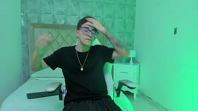 Snapshot of TylerCross_ chatting on 13, 3, 2026 TylerCross online show from 13, 3, 2026