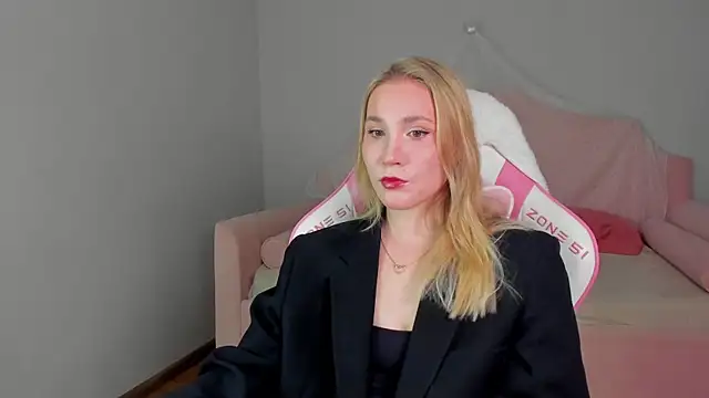 Snapshot of ElaraVoltage chatting on 6, 5, 2026 ElaraVoltage online show from 6, 5, 2026
