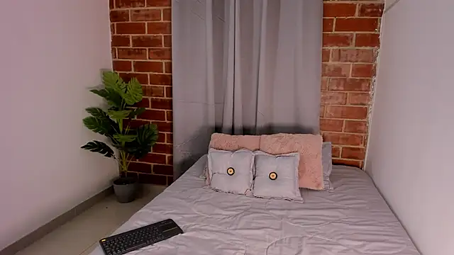 ashley hills  online show from 31, 5, 2026