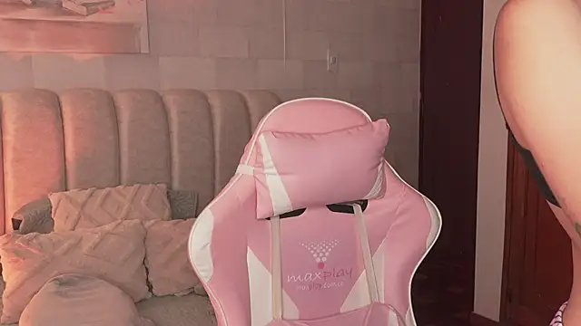 Snapshot of Alanna-Rosse chatting on 18, 7, 2026 Alanna-Rosse online show from 18, 7, 2026