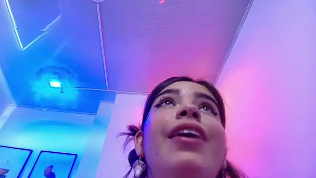 Snapshot of Daphne_glas chatting on 9, 3, 2026 Daphne glas online show from 9, 3, 2026