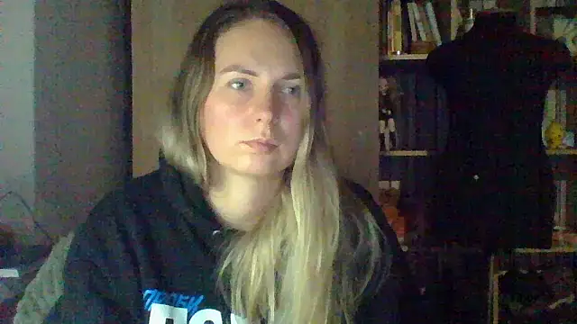 Snapshot of Mollie365 chatting on 8, 3, 2026 Mollie365 online show from 8, 3, 2026