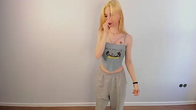 August female online show from 18, 3, 2026