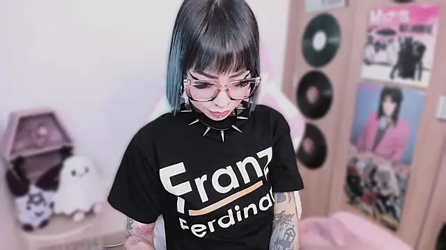 shes creepy online show from 1, 4, 2026