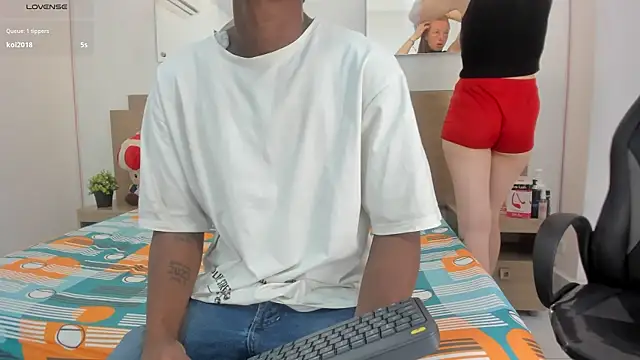 Snapshot of Ebony_N_Blonde chatting on 8, 5, 2026 Ebony N Blonde online show from 8, 5, 2026