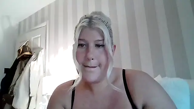 Snapshot of Lexi_Laura chatting on 12, 5, 2026 Lexi Laura online show from 12, 5, 2026