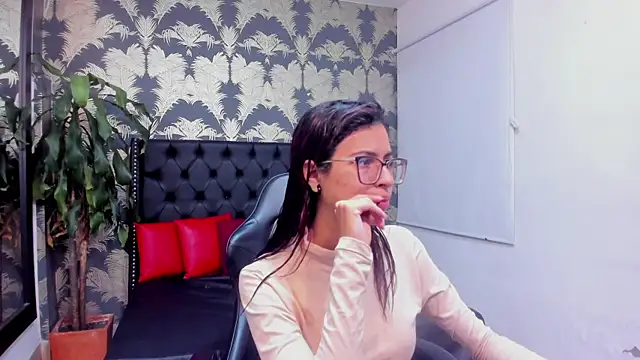 Emily Lopera online show from 30, 4, 2026