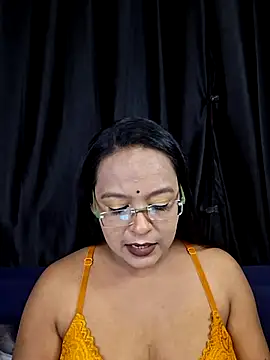 Snapshot of hornyrosy321 chatting on 19, 6, 2026 hornyrosy321 online show from 19, 6, 2026