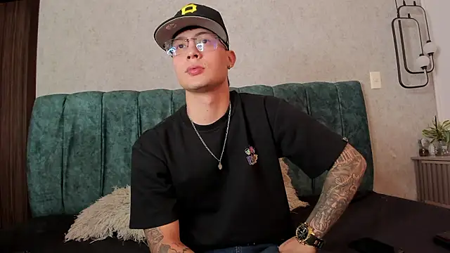 Santii Twink online show from 18, 3, 2026