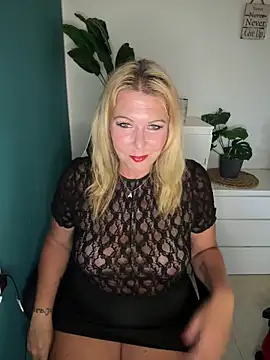 Snapshot of SuesseAurelie1 chatting on 4, 6, 2026 SuesseAurelie1 online show from 4, 6, 2026