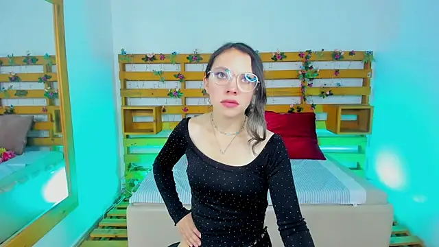 Ashley Benoit online show from 9, 4, 2026