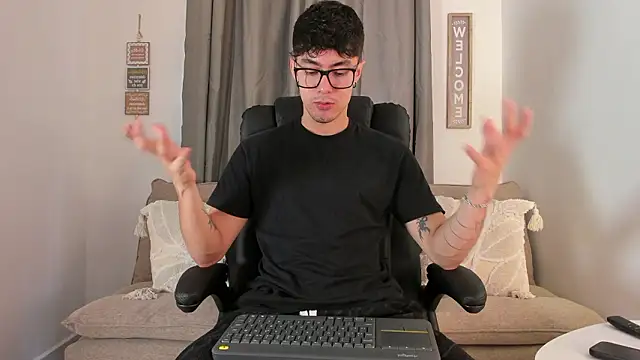 Snapshot of etham_wolf1 chatting on 25, 3, 2026 etham wolf1 online show from 25, 3, 2026