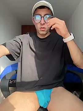 Snapshot of LeonBlazze chatting on 12, 4, 2026 LeonBlazze online show from 12, 4, 2026