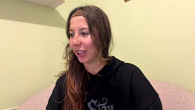 Snapshot of Julieta_Jol chatting on 5, 5, 2026 Julieta Jol online show from 5, 5, 2026