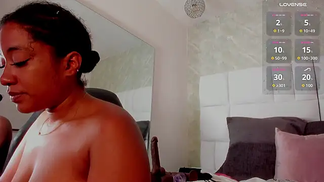 Snapshot of mia_rouxx1 chatting on 19, 5, 2026 mia rouxx1 online show from 19, 5, 2026