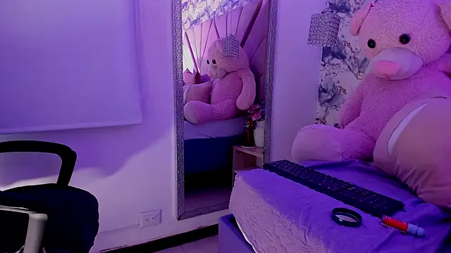 Snapshot of mia_rouxx1 chatting on 28, 7, 2026 mia rouxx1 online show from 28, 7, 2026