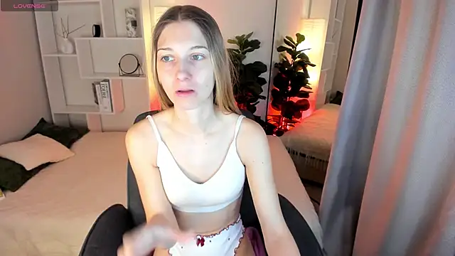 Snapshot of LauraPurr chatting on 26, 5, 2026 LauraPurr online show from 26, 5, 2026