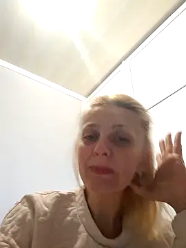 Snapshot of MiaLove183 chatting on 11, 4, 2026 MiaLove183 online show from 11, 4, 2026
