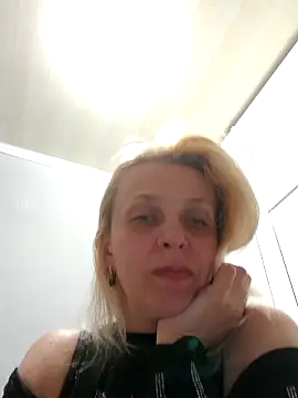 Snapshot of MiaLove183 chatting on 11, 5, 2026 MiaLove183 online show from 11, 5, 2026