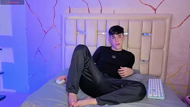 Tom Parker  online show from 28, 4, 2026